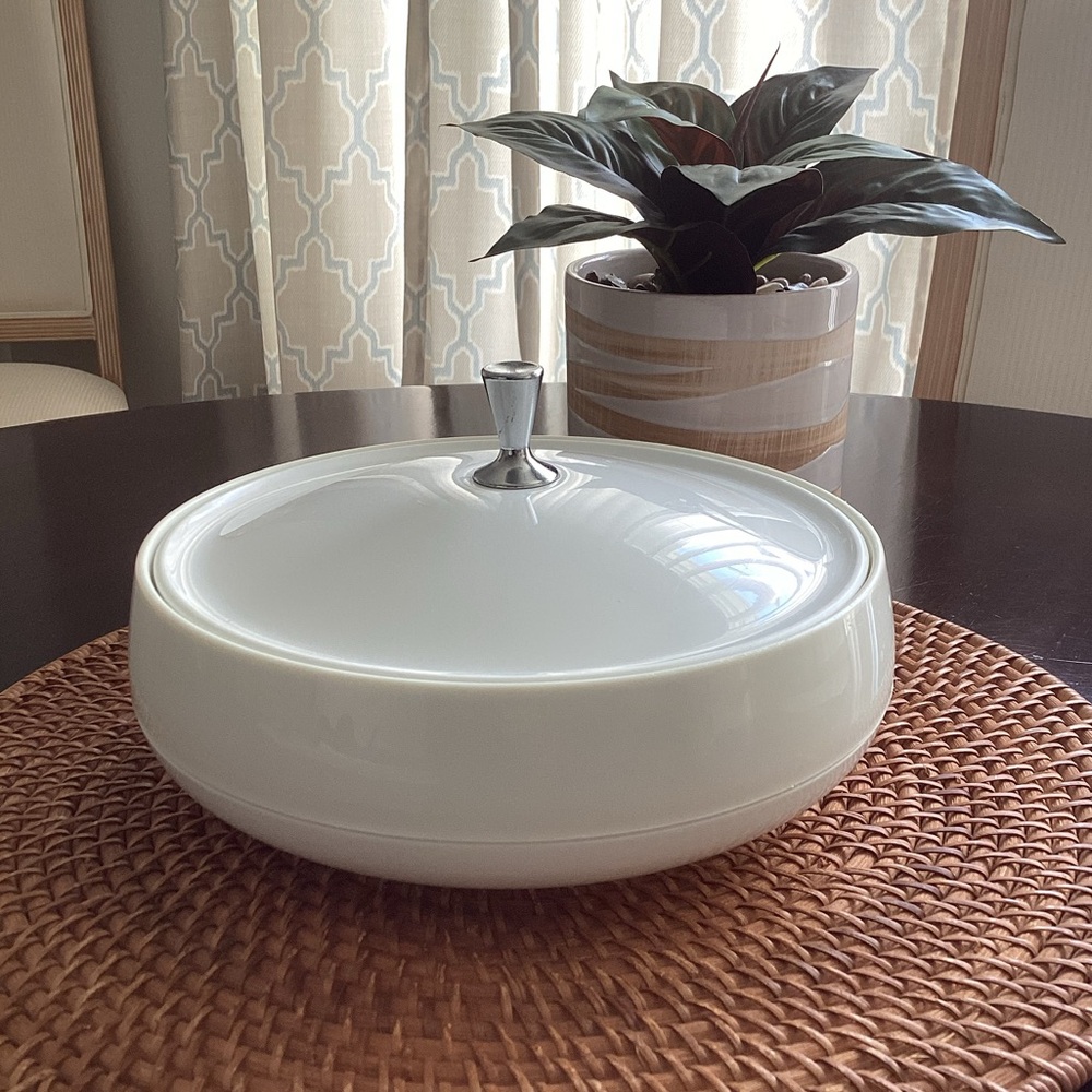 Mid-century modern covered bowl EUC vintage white melamine plastic